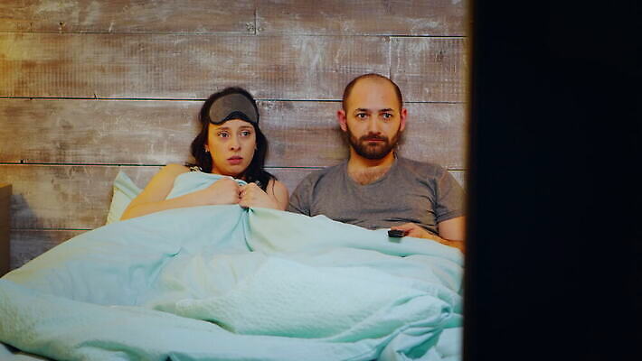 백인 커플 여자 남자 행복 여유 2 주택 함께함 실내 대화 미소 성인 세명 세트 텔레비전 침실 침대 관찰 변화 야간 저녁 영화 멀리 시트 거짓말 채널 채팅 호러 4K MOV 해외동영상 클립영상 자연요소 서양인 감정 가구 컨셉 관계 모션 문화예술 표정 말하기 사람 내부 건물 전자제품 공포 동영상 파일형식