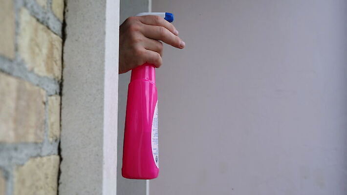 컬러 백그라운드 컨셉 가사 가정 거리 주택 사람없음 물 문 장비 흰색 공구 업무 액체 바이러스 보호 위생 씻기 빨래 컨테이너 플라스틱 세제 심볼 순수 오브젝트 서비스 분무기 청소부 고립 소독 위생관리 화학물질 코로나바이러스 4K 유체 MOV 해외동영상 클립영상 자연요소 직업 산업 재질 관리 건물 청결 도구 작업 화학 동영상 파일형식