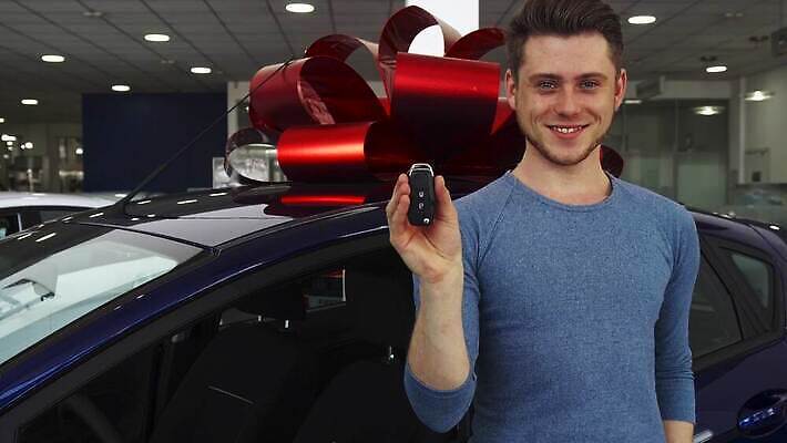 백인 라이프스타일 손 남자 행복 무기 포즈 비즈니스 창문 자동차 성공 열쇠 새로움 갈색머리 선물 한명 미소 사람 성인 세일 보라색 운전 잡기 운전사 구매 고객 활 긍정 쇼 딜러 소매 주인 대여 궤 렌탈 매각 자동 접기 소유 4K MOV 해외동영상 클립영상 서양인 직업 1 헤어스타일 감정 육상교통 컬러 컨셉 모션 표정 생활 신체부위 쇼핑 동영상 파일형식