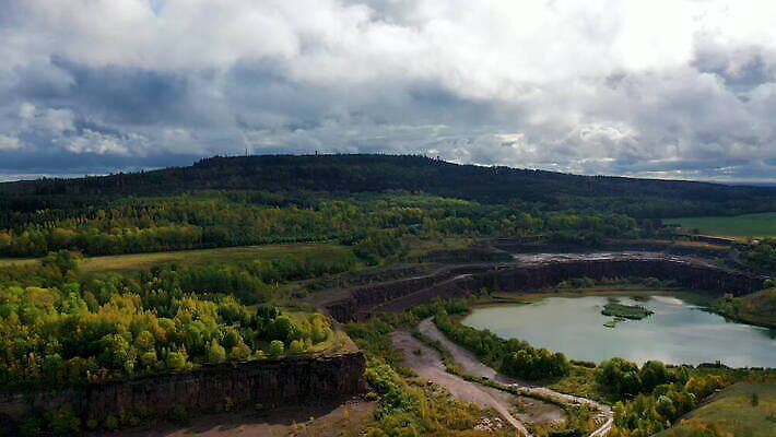 나무 산업 지구 호수 벽 자연 안테나 사람없음 물 금속 성장 헬리콥터 숲 광석 철 발굴 스카이라인 항공촬영 넘어짐 드론 채석 흉터 내려보기 4K MOV 해외동영상 클립영상 자연요소 식물 뷰포인트 통신 모션 재질 비행기 상처 생태계 동영상 파일형식