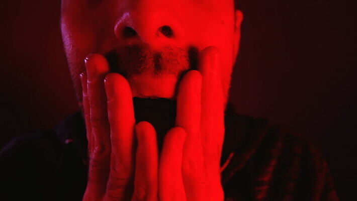 백인 손 남자 감정 얼굴 스트레스 한명 사람 성인 빨간색 머리 어둠 놀람 외침 표현 오픈 입 닫기 무서움 고민 흥분 공포 충격 반응 비명 위기 재앙 호러 MOV 해외동영상 클립영상 서양인 1 컬러 모션 표정 신체부위 소리 동영상 파일형식