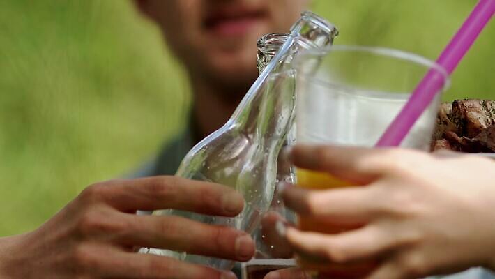 백인 라이프스타일 실루엣 자연 육류 요리 미소 사람 여러명 야외 여름 친구 파티 정원 식사 시골 그룹 그릴 바비큐 굽기 주말 점심식사 4K MOV 해외동영상 클립영상 서양인 계절 음식 다수 식재료 관계 주방용품 촬영기법 표정 이벤트 생활 구이 생태계 동영상 파일형식