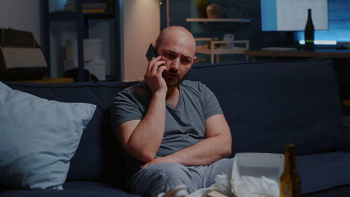 감정 얼굴 통신 가족 모바일 스트레스 대화 스마트폰 핸드폰 고통 표현 잡기 메시지 뉴스 좌절 질병 무서움 사건 고민 걱정 불행 충격 문제 긴장 반응 비극 우울증 적자 혼자 4K MOV 해외동영상 클립영상 컨셉 의학 관계 모션 말하기 신체부위 전자제품 스마트기기 동영상 파일형식