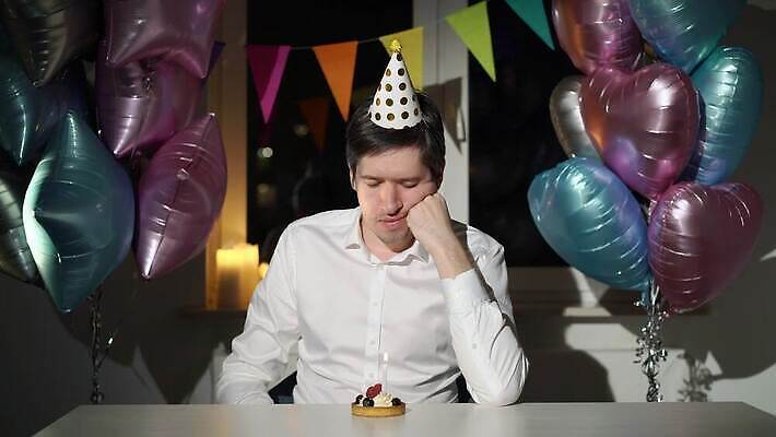 백인 1 라이프스타일 기념일 남자 감정 얼굴 휴가 불꽃 디저트 주택 기념 실내 한명 사람 앉기 성인 파티 케이크 축제 슬픔 축하 생일 고독 지루함 싱글 나쁜 심각 우울감 우울증 캡모자 혼자 4K MOV 해외동영상 클립영상 서양인 모자_잡화 음식 컨셉 모션 불 이벤트 내부 건물 생활 신체부위 질병 동영상 파일형식