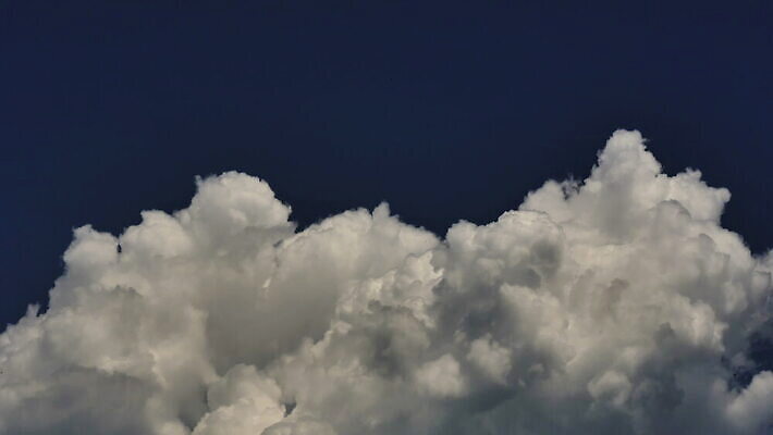 구름 컬러 백그라운드 자연 하늘 날씨 풍경 사람없음 야외 가로 여름 파란색 빛 햇빛 태양 우주 환경 흰색 전원 분위기 장면 천국 솜털 스카이라인 내추럴 오존 적란운 천창 유일 4K 타임랩스 MOV 해외동영상 클립영상 자연요소 계절 컨셉 촬영기법 전기에너지 생태계 동영상 파일형식 구름_자연