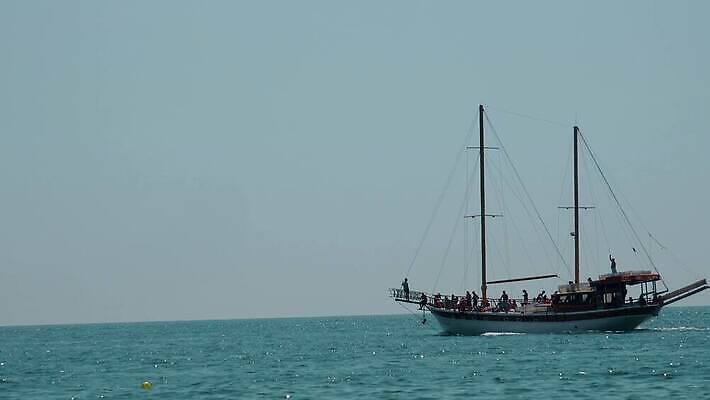 남자 유럽 바다 섬 항해 성인 사람없음 물 재킷 슬픔 보트 이슬람교 땅 그리스 전쟁 칠면조 그리스인 난민 노숙자 떠남 뗏목 시리아 아프가니스탄 옛날 위기 정부 정치 헬프 수평선 이민 국경 4K MP4 해외동영상 클립영상 자연요소 서양인 감정 나라 종교 교통수단 이동 배_교통 중동 모션 조류 사람 외투 도움 동영상 파일형식