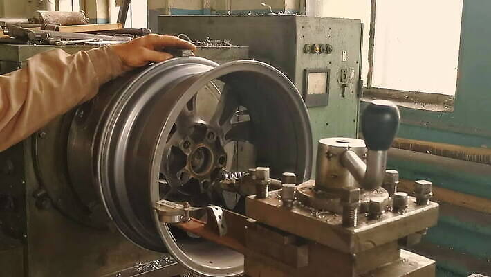 식물 직업 산업 중년 공장 노동자 한명 상점 금속 장비 운전 과학기술 도구 스패너 반지 업무 바퀴 제조 상품 균형 회전 타이어 되감기 옛날 철강 MOV 해외동영상 클립영상 1 장신구 공업 모션 재질 기술 사람 성인 공구 작업 동영상 파일형식