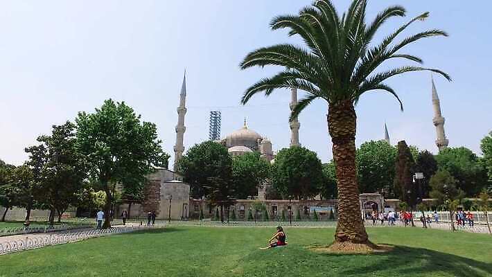 공원 종교 벤치 건축양식 휴식 이스탄불 사람 앉기 사람없음 건물 파란색 관광지 울타리 도시풍경 여행객 탑 목욕 역사 군중 큼 이슬람교 6월 땅 모스크 정사각형 바쁨 칠면조 랜드마크 옛날 유라시아 4K MP4 튀르키예 해외동영상 클립영상 도형 건축물 공공시설 건축 유럽 아시아 컬러 여행 컨셉 의자 모션 조류 풍경 담장 청결 도시 날짜 크기 동영상 파일형식