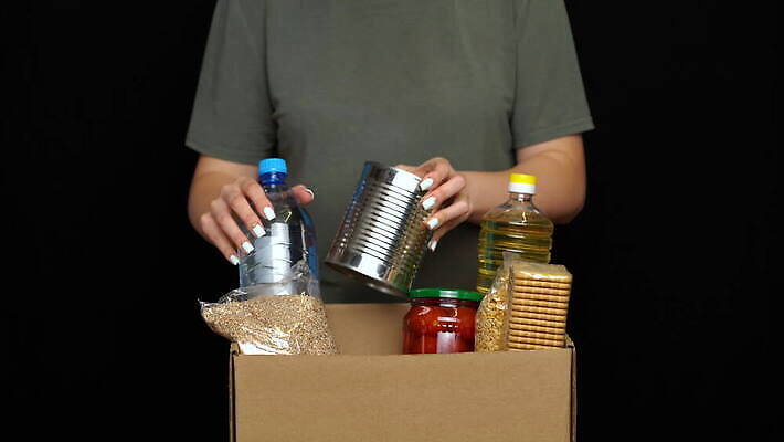 잡화 음식 컨셉 크리스마스 휴가 관리 선물 사람 상자 봉사 도움 캔 컨테이너 가난 서비스 준비 주기 커뮤니티 짐싸기 기부 난민 판지 돌봄 소셜 자선 항목 헬프 공급 동정 자선단체 코로나바이러스 4K MOV 해외동영상 클립영상 기념일 산업 모션 그룹 바이러스 동영상 파일형식