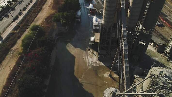 외관 공공시설 산업 모래 공장 교통시설 노동자 안테나 사람없음 건물 항구 기계 장비 건설현장 공구 업무 작업 제조 컨테이너 땅 믹서 창고 준비 시설 시멘트 먼지 짐차 무거움 공학 물류 계약자 드론 로딩 분배 섞기 채석 철강 컨베어밸트 콘크리트 4K MOV 해외동영상 클립영상 직업 건축물 교육 교통 통신 공업 자동차 건설업 도구 무게 계약 동영상 파일형식