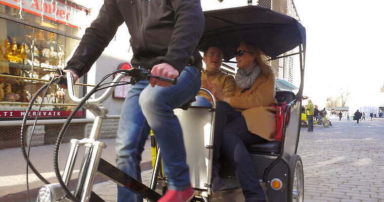 백인 커플 여자 남자 행복 여행 2 가족 교통시설 거리 미소 사람 성인 야외 여행객 자전거 운전 도시 운전사 승차 택시 마차 에스토니아 4K MOV 해외동영상 클립영상 서양인 직업 감정 유럽 교통수단 교통 관계 모션 승용차 자동차 표정 바이크 시설 동영상 파일형식