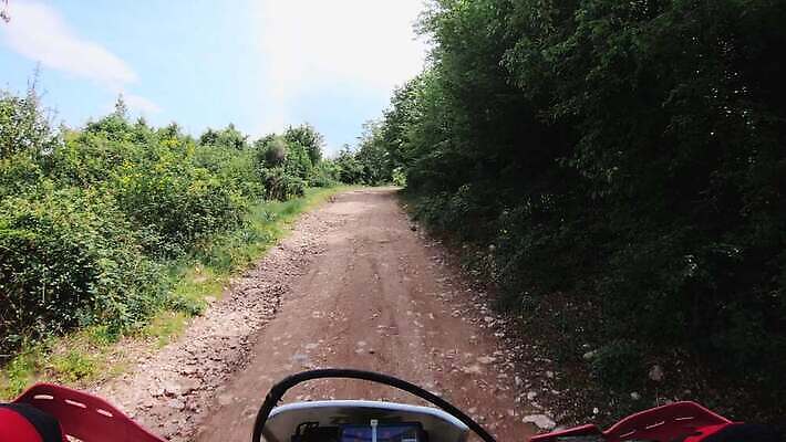 남자 도로 스포츠 포즈 십자가 교통시설 자국 모션 사람없음 야외 운동 자전거 점프 힘 경쟁 오토바이 바퀴 승차 헬멧 위험 속도 순환 먼지 진흙 모터 라이더 레이서 무료 무임승차 바이크레이서 선로 오프로드 1인칭시점 4K MP4 해외동영상 클립영상 시선 길 교통 컨셉 건강 사람 바이크 보호장비 시설 동영상 파일형식
