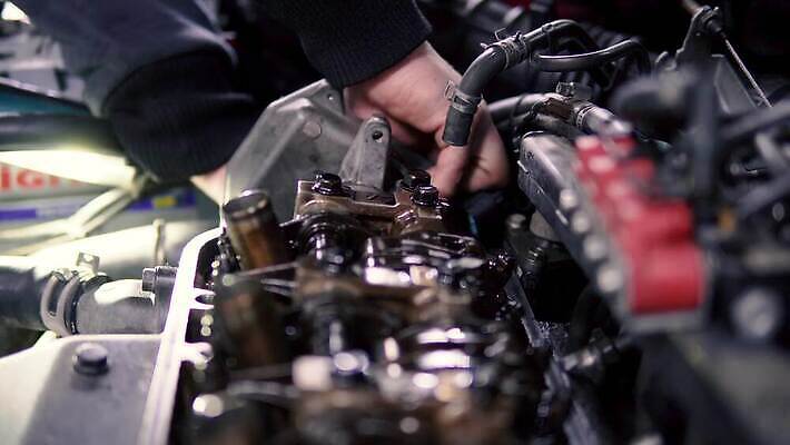 직업 손 산업 부분 자동차 노동자 사람없음 머리 상점 기계 군인 공구 나사 스패너 업무 자신감 작업실 수술 기술자 수리 서비스 엔진 정비공 모터 유지 공예가 교체 설치 실린더 자동 작동 조이기 4K MP4 해외동영상 클립영상 감정 육상교통 의학 모션 신체부위 치료 도구 작업 동영상 국군 파일형식