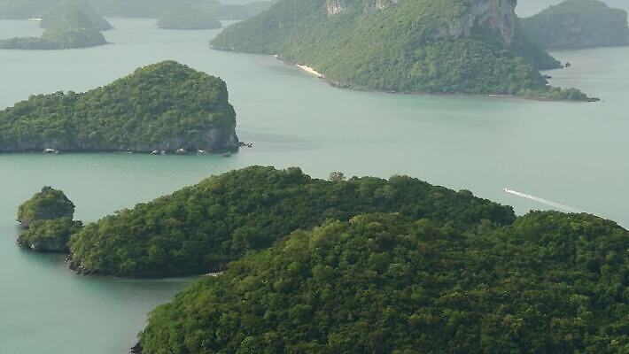 공원 아시아 바다 섬 여행 백그라운드 태국 휴가 열대 산 안테나 파노라마 풍경 사람없음 물 여름 파란색 여행객 맑음 전원 만 숲 열대우림 언덕 암초 석호 내추럴 가죽끈 이국적 전국 파라다이스 4K MP4 해외동영상 클립영상 자연요소 계절 공공시설 나라 컬러 통신 날씨 촬영기법 사람 끈 전기에너지 가죽 동영상 파일형식