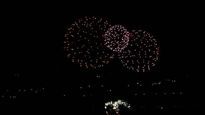 행복 컬러 백그라운드 하늘 불 추상 휴가 불꽃 새로움 기념 폭죽 사람없음 빨간색 빛 컬러풀 노란색 파티 검은색 축제 어둠 흰색 축하 도시 업무 야간 저녁 폭발 연도 7월 4K MOV 해외동영상 클립영상 자연요소 감정 컨셉 무늬 이벤트 작업 날짜 동영상 파일형식