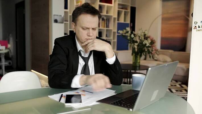 직업 라이프스타일 응시 남자 행복 유럽 비즈니스 모바일 노동자 주택 세포 대화 협상 한명 미소 사람 성인 30대 노트북 스마트폰 핸드폰 컴퓨터 사무실 판매 스크린 공책 업무 작업 비즈니스맨 자신감 아빠 전화기 스마트 책상 부름 대리인 MP4 해외동영상 클립영상 1 시선 감정 나라 가구 컨셉 가족 모션 문구용품 표정 말하기 건물 생활 장년 전자제품 스마트기기 직장인 동영상 파일형식