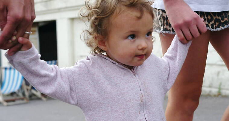 백인 여자 남자 딸 가족 엄마 남편 영국 함께함 야외 세명 부모 금발 걷기 손잡기 아내 보행로 아빠 서식스 4K 트래킹숏 MOV 해외동영상 클립영상 서양인 헤어스타일 유럽 길 컨셉 관계 모션 촬영기법 사람 동영상 파일형식