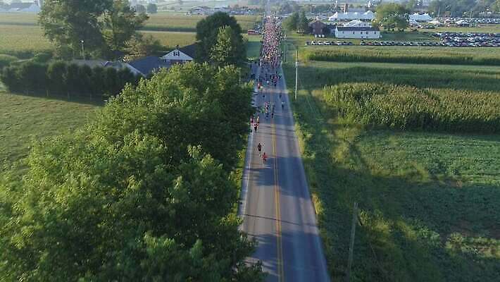 라이프스타일 남자 행복 도로 스포츠 포즈 거리 안테나 건강 사람 사람없음 달리기 조깅 운동 경쟁 우정 시골 군중 속도 시작 마라톤 드론 조감도 주자 4K MOV 해외동영상 클립영상 감정 길 컨셉 통신 교통시설 모션 경기 생활 친구 육상스포츠 동영상 파일형식