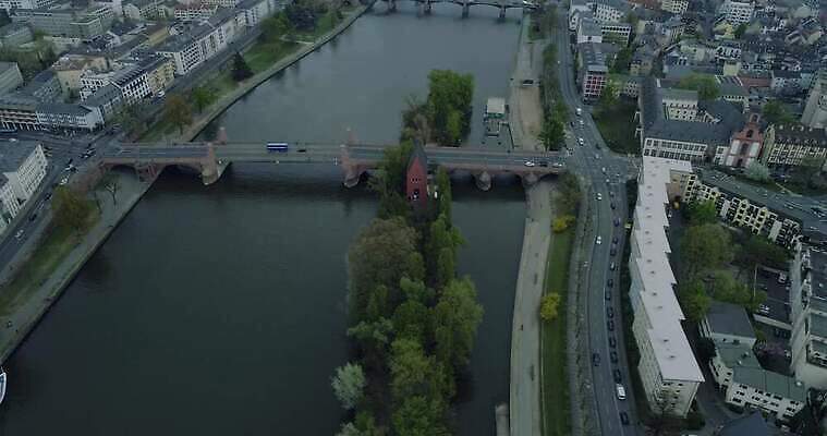 유럽 건축양식 하늘 독일 안테나 사람없음 건물 물 도시풍경 고층빌딩 황혼 일몰 트럭 도시 짐차 스카이라인 천연기념물 드론 랜드마크 옛날 프랑크푸르트 4K MP4 해외동영상 클립영상 자연요소 건축물 건축 나라 통신 자동차 풍경 빌딩 노을 동영상 파일형식