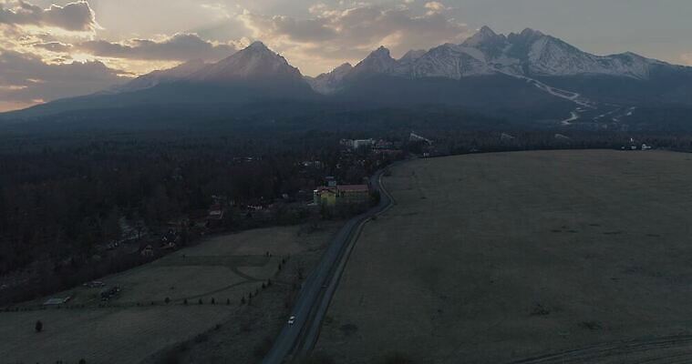 공원 유럽 호수 여행 자연 하늘 산 안테나 사람없음 야외 햇빛 계곡 언덕 드론 랜드마크 슬로바키아 절정 4K MP4 해외동영상 클립영상 공공시설 나라 통신 태양 생태계 동영상 파일형식