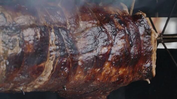 음식 탁자 육류 돼지고기 스테이크 요리 사람없음 목재 빨간색 식사 저녁식사 소고기 돼지 뜨거움 맛 그릴 바비큐 굽기 양고기 느림 점심식사 브로치 맛있는 HD MP4 해외동영상 슬로모션 클립영상 나무 컬러 가구 컨셉 식재료 재료 장신구 포유류 주방용품 서양음식 촬영기법 구이 동영상 파일형식