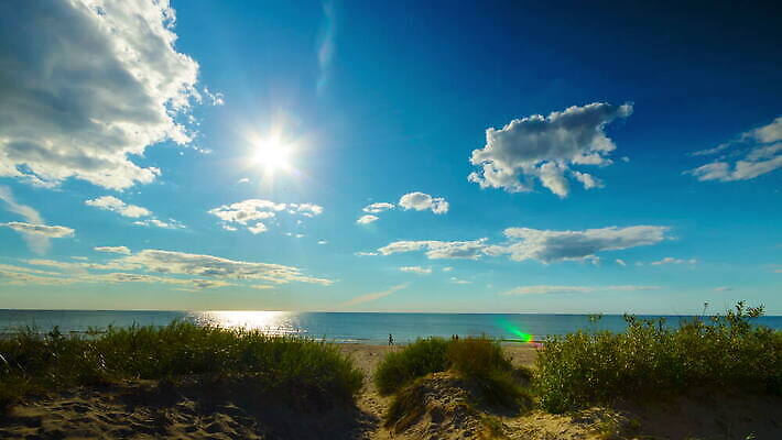 식물 구름 유럽 모래 파도 바다 여행 백그라운드 잎 자연 하늘 바람 항해 파노라마 사람없음 야외 초록색 물 여름 파란색 빛 햇빛 태양 환경 침묵 전원 시간 오솔길 땅 모래언덕 함선 장면 내추럴 수평선 4K 타임랩스 MOV 해외동영상 클립영상 자연요소 계절 나라 길 컬러 배_교통 날씨 촬영기법 소리 전기에너지 언덕 생태계 동영상 파일형식