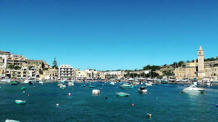 유럽 문화 바다 섬 여행 요트 건축양식 하늘 낚시 휴가 사람없음 물 여름 파란색 도시풍경 컬러풀 여행객 항구 맑음 도시 만 보트 역사 지중해 시력 방문 포트 타운 몰타섬 MOV 해외동영상 클립영상 자연요소 계절 건축 나라 컬러 배_교통 교통시설 레저 날씨 사람 풍경 몰타 동영상 파일형식