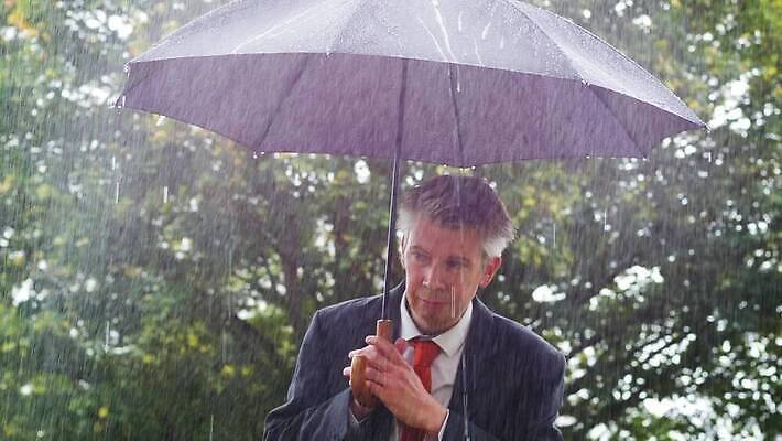 백인 컨셉 우산 비즈니스 날씨 아이디어 한명 서기 사람 야외 물 젖음 추위 도전 도시 비즈니스맨 보호 위험 결심 예측 빗방울 걱정 출퇴근 폭풍 문제 해결 흐림 고립 뇌우 역경 위기 투쟁 자극 MP4 해외동영상 클립영상 자연요소 서양인 1 남자 감정 모션 직장인 비_날씨 동영상 파일형식