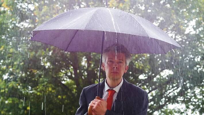 백인 컨셉 우산 비즈니스 날씨 아이디어 한명 서기 사람 야외 물 젖음 추위 도전 도시 비즈니스맨 보호 위험 결심 예측 빗방울 걱정 출퇴근 폭풍 문제 해결 흐림 고립 뇌우 역경 위기 투쟁 자극 MP4 해외동영상 클립영상 자연요소 서양인 1 남자 감정 모션 직장인 비_날씨 동영상 파일형식