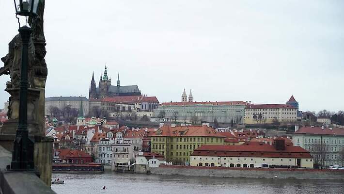 전통 유럽 문화 여행 건축양식 풍경 사람없음 건물 물 여름 강 도시풍경 성당 교회 탑 도시 중세 역사 재산 체코 프라하 타운 고딕 공화국 구시가지 랜드마크 바로크 보헤미아 수도권 옛날 올드타운 4K MOV 해외동영상 클립영상 자연요소 건축물 계절 건축 나라 종교건축 금융 지역 동영상 파일형식