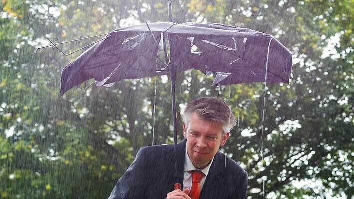 백인 컨셉 우산 날씨 아이디어 한명 사람 야외 물 젖음 추위 도전 비즈니스맨 좌절 보호 위험 결심 예측 빗방울 걱정 출퇴근 패배 폭풍 문제 고립 깨짐 뇌우 역경 위기 정복 투쟁 자극 MP4 해외동영상 클립영상 자연요소 서양인 1 남자 감정 비즈니스 직장인 비_날씨 동영상 파일형식