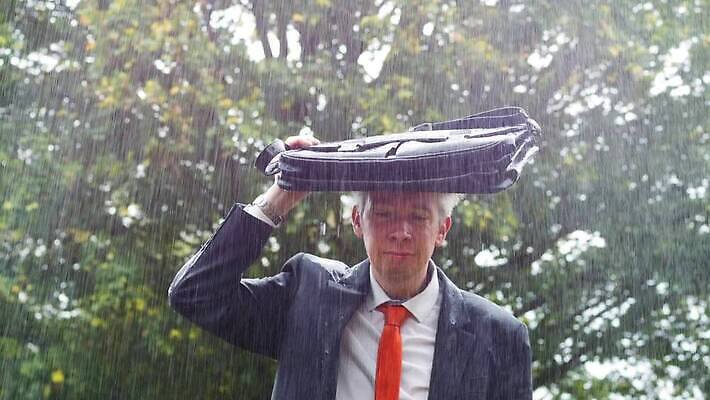 백인 직업 응시 비즈니스 날씨 아이디어 한명 사람 정장 성인 물 젖음 도전 물방울 잡기 비즈니스맨 고독 보호 결심 예측 빗방울 걱정 보안 패배 노력 폭풍 업무과다 문제 나쁜 경영 고립 역경 투쟁 MP4 해외동영상 클립영상 자연요소 서양인 1 시선 옷 남자 감정 컨셉 모션 안전 업무 직장인 비_날씨 동영상 파일형식