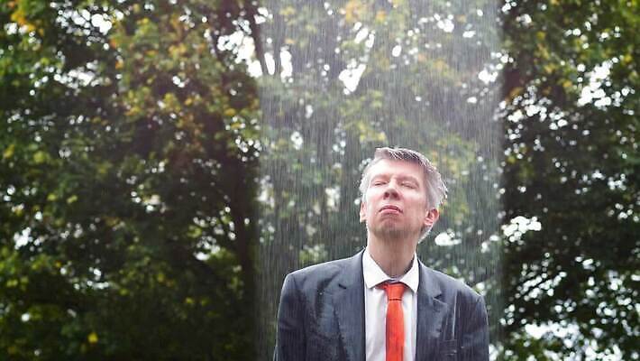 백인 남자 회사 비즈니스 날씨 아이디어 한명 야외 젖음 도전 슬픔 비즈니스맨 유머 좌절 위험 결심 예측 빗방울 명상 패배 노력 불행 폭풍 업무과다 문제 역경 적자 투쟁 자극 MP4 해외동영상 클립영상 서양인 1 감정 컨셉 사람 업무 직장인 비_날씨 동영상 파일형식