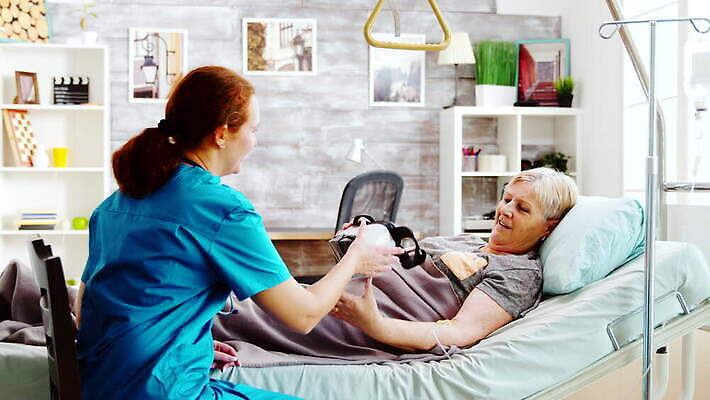 여자 노년 행복 안경 할머니 고글 주택 기술 사람 앉기 헤드폰 간호사 체험 장애인 은퇴 간호 사이버 흥분 비전 장애 옛날 가상 가상현실 현실 4K MOV 해외동영상 클립영상 잡화 감정 음향기기 컨셉 모션 성인 건물 의료진 동영상 파일형식