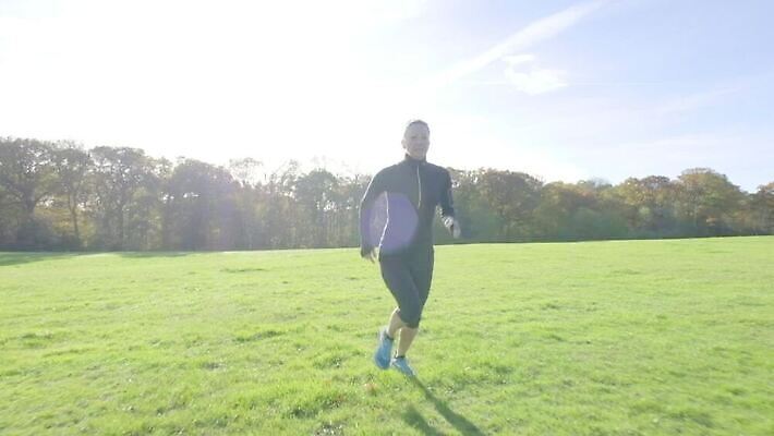 백인 라이프스타일 웰빙 공원 행복 스포츠 중년 포즈 아침 건강 한명 사람 성인 야외 운동복 달리기 조깅 운동 활발 결심 연습 노력 에어로빅 달리기선수 바디케어 크로스컨트리 자극 MP4 해외동영상 클립영상 주간 서양인 1 옷 공공시설 감정 컨셉 모션 생활 춤 육상선수 동영상 파일형식