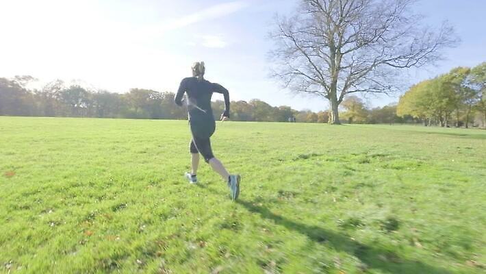 백인 라이프스타일 웰빙 공원 행복 스포츠 중년 포즈 아침 건강 한명 사람 성인 야외 운동복 달리기 조깅 운동 활발 결심 연습 노력 에어로빅 달리기선수 바디케어 크로스컨트리 자극 MP4 해외동영상 클립영상 주간 서양인 1 옷 공공시설 감정 컨셉 모션 생활 춤 육상선수 동영상 파일형식