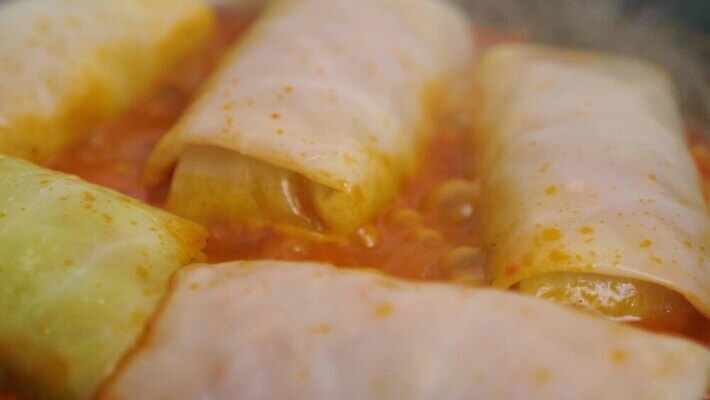 전통 접시 문화 음식 토마토 채소 탁자 밥 양파 건강 육류 요리 사람없음 주방 식사 튀김 시골 신선 뜨거움 닫기 맛 정상 굽기 먹기 준비 양배추 롤 폭식 다진 우크라이나 핸드메이드 맛있는 4K MOV 해외동영상 클립영상 식기 유럽 가구 컨셉 식재료 모션 구이 동영상 파일형식