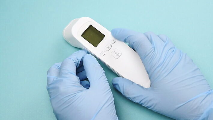 손 장갑 신체 거리 건강 사람 치료 디지털 고통 장비 총 의사 흰색 기구 공구 잡기 뜨거움 열 바이러스 보호 결과 질병 온도계 체온계 플라스틱 측정 전자 온도 센서 스캐너 인플루엔자 적외선 전염병 제어 코로나바이러스 MOV 해외동영상 클립영상 잡화 감정 무기 컬러 컨셉 의학 모션 재질 신체부위 의료진 도구 동영상 파일형식