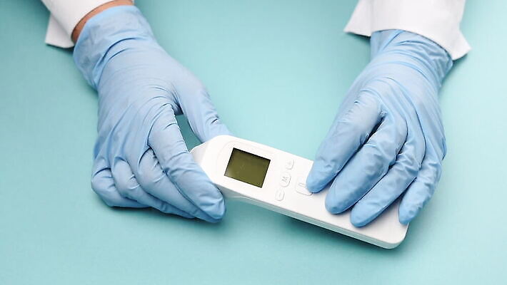 손 장갑 신체 거리 건강 사람 치료 디지털 고통 장비 총 의사 흰색 기구 공구 잡기 뜨거움 열 바이러스 보호 결과 질병 온도계 체온계 플라스틱 측정 전자 온도 센서 스캐너 인플루엔자 적외선 전염병 제어 코로나바이러스 MOV 해외동영상 클립영상 잡화 감정 무기 컬러 컨셉 의학 모션 재질 신체부위 의료진 도구 동영상 파일형식