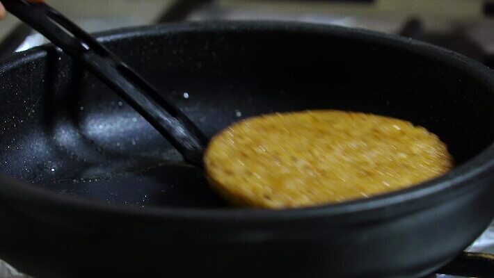 1 백그라운드 이동 다이어트 육류 돼지고기 스테이크 요리 사람없음 갈색 식사 어둠 튀김 껍질 햄버거 신선 레인지 뜨거움 프라이팬 닫기 기름 미트볼 굽기 향신료 준비 회전 패티 다진 되감기 방법 빵가루 MOV 해외동영상 클립영상 음식 컬러 컨셉 식재료 모션 주방용품 패스트푸드 서양음식 건강 가전제품 구이 동영상 향미료 파일형식