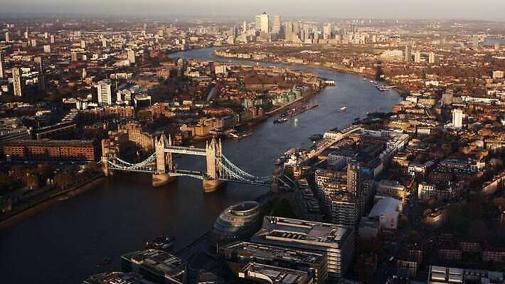 공공시설 여행 가로등 비즈니스 건축양식 통신 교통시설 휴가 조명 잉글랜드 거리 파노라마 사람없음 야외 건물 금융 관광지 빛 하이앵글 도시풍경 일몰 도시 야간 저녁 런던 바쁨 시티라이프 스카이라인 빛망울 항공촬영 랜드마크 수도권 조감도 유흥 4K MP4 해외동영상 클립영상 자연요소 라이프스타일 건축물 건축 뷰포인트 교통 영국 촬영기법 풍경 경제 노을 시설 지역 동영상 파일형식