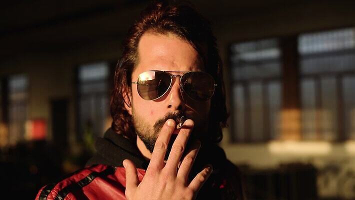 백인 라이프스타일 손 공원 남자 얼굴 백그라운드 자연 수염 함께함 흡연 담배 건강 한명 사람 소년 성인 야외 여름 청춘 검은색 흰색 그룹 연기 위험 담배연기 암 중독 습관 나쁜 니코틴 흡연자 힙스터 남용 4K MOV 해외동영상 클립영상 서양인 1 계절 공공시설 패션 어린이 컬러 컨셉 생활 신체부위 질병 생태계 동영상 파일형식