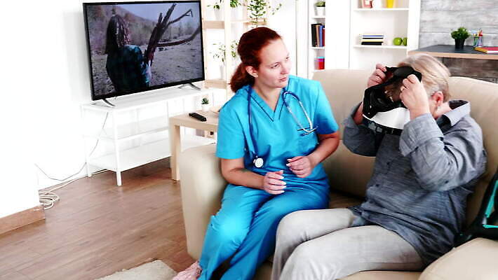 여자 노년 행복 안경 할머니 여행 의자 고글 주택 기술 사람 앉기 헤드폰 간호사 체험 장애인 은퇴 간호 사이버 흥분 비전 장애 옛날 가상 가상현실 현실 4K MOV 해외동영상 클립영상 잡화 감정 음향기기 가구 컨셉 모션 성인 건물 의료진 동영상 파일형식