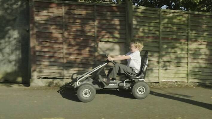 행복 포즈 자동차 놀이 기술 한명 소년 경쟁 운전 바퀴 속도 시작 캠코더 레이서 승자 챔피언 4K MP4 해외동영상 클립영상 레이스천 1 남자 감정 어린이 육상교통 컨셉 모션 사람 카메라 직물 동영상 파일형식