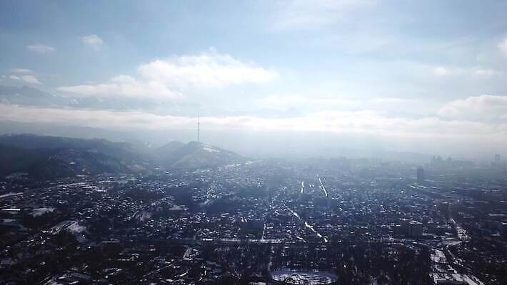 구름 아시아 여행 백그라운드 겨울 건축양식 통신 자연 하늘 산 거리 주택 파노라마 풍경 사람없음 야외 건물 초록색 여름 파란색 도시풍경 탑 텔레비전 도시 오염 도심 정상 큼 언덕 타운 스카이라인 드론 랜드마크 생태학 스모그 카자흐스탄 4K 알마티 MP4 해외동영상 클립영상 자연요소 건축물 계절 교육 건축 나라 컬러 촬영기법 전자제품 크기 생태계 동영상 파일형식