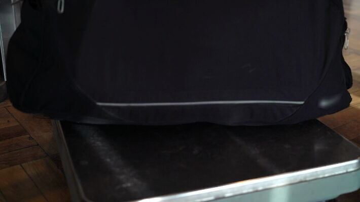 여행 가방 교통시설 휴가 저울 손잡이 사람 사람없음 빛 사무실 여행객 디지털 여행가방 짐 화물 공구 잡기 공항 몸무게 측정 눈금 전자 승객 규칙 파운드 무거움 규정 수하물 한계 4K MOV 해외동영상 클립영상 잡화 교통 돈 비즈니스 모션 운송업 도구 무게 시설 동영상 파일형식