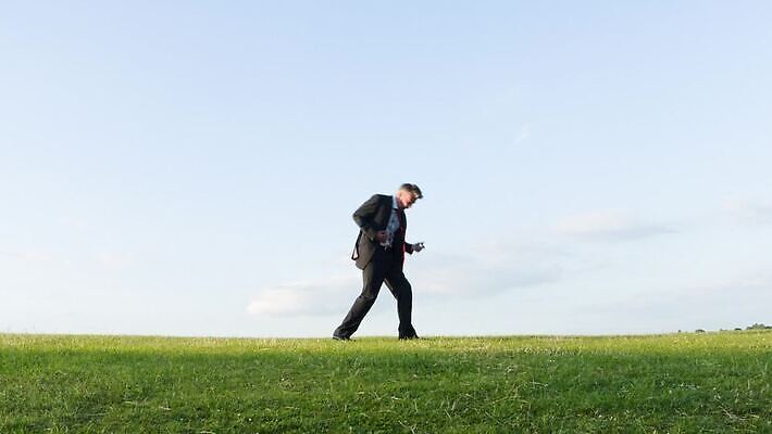 백인 남자 행복 포즈 이동 컨셉 비즈니스 사업가 모션 상상 놀이 성공 한명 사람 손짓 활발 기타 우승 비즈니스맨 유머 동료 개성 기타리스트 고립 바보 승자 특별함 가상 MP4 해외동영상 클립영상 서양인 직업 1 감정 관계 현악기 연주자 최고 직장인 동영상 파일형식