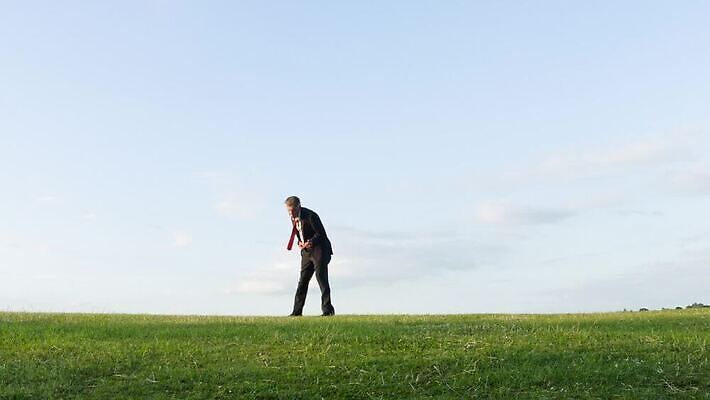 백인 남자 행복 포즈 이동 컨셉 비즈니스 사업가 모션 상상 놀이 성공 한명 사람 손짓 활발 기타 우승 비즈니스맨 유머 동료 개성 기타리스트 고립 바보 승자 특별함 가상 MP4 해외동영상 클립영상 서양인 직업 1 감정 관계 현악기 연주자 최고 직장인 동영상 파일형식