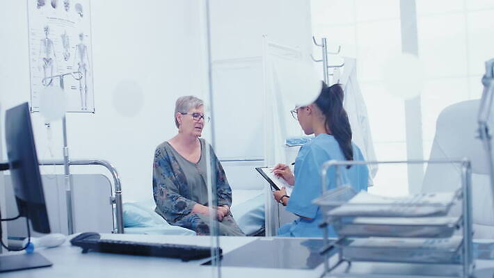 직업 유니폼 건강 병원 대화 사람 치료 약 건강관리 진료 방 고통 환자 간호사 의사 침대 기록 질병 토론 직원 서비스 언니 병실 보험 돌봄 서류판 인원 4K MOV 해외동영상 클립영상 옷 감정 가구 의학 가족 모션 관리 말하기 사무용품 의료진 자매 동영상 파일형식