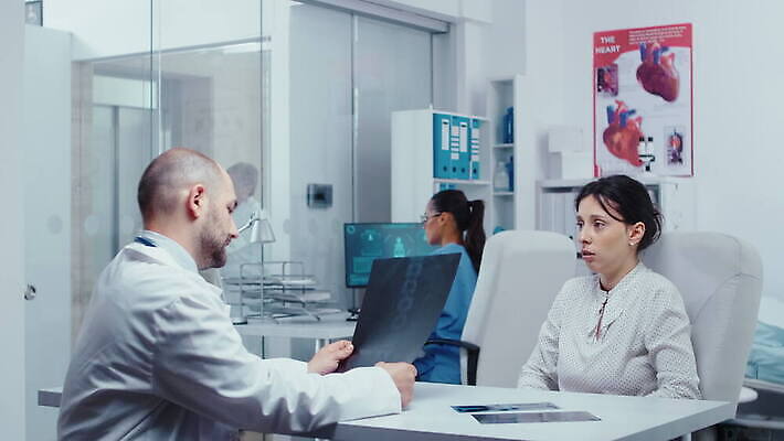 컨셉 건강 병원 사람 성인 약 외침 환자 간호사 의사 슬픔 뉴스 허파 좌절 결과 질병 문제 암 나쁜 돌봄 심각 우울증 적자 터미널 헬프 4K MOV 해외동영상 슬로모션 클립영상 감정 의학 모션 촬영기법 소리 의료진 도움 호흡기관 동영상 파일형식